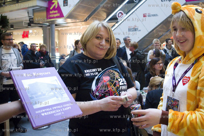 25. Finał WOŚP w C.H. Manhattan. Nz. licytacja między...