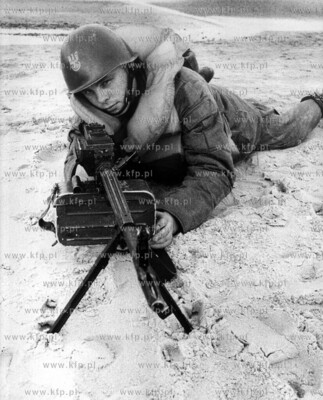 Zolnierz Ludowego Wojska Polskiego podczas cwiczen...