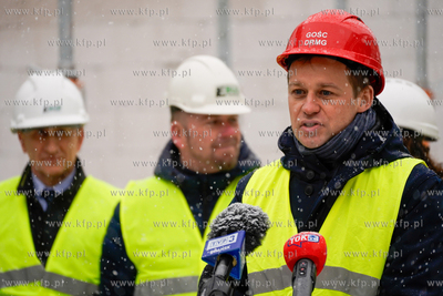 Piecki - Migowo. Zawieszenie wiechy na budowanej szkole...