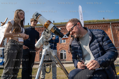 Ogląganie cześciowego, 13% zaśmienia słońca na...