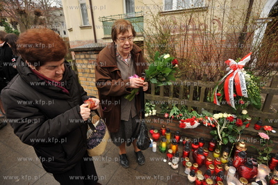 Zaloba narodowa po katastrofie prezydenckiego samolotu...