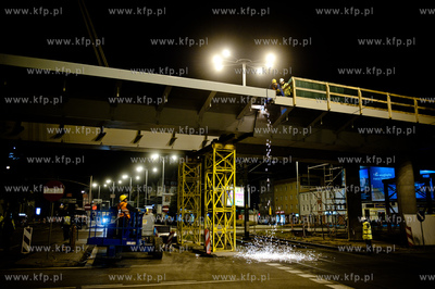 Gdansk - Wrzeszcz. Montaz kolejnych elementow estakady...