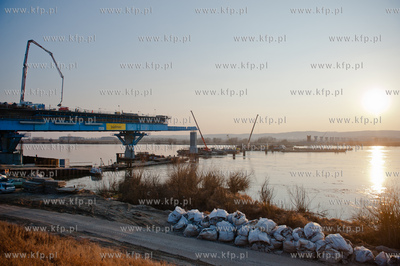 Kwidzyn. Budowa mostu na rzece Wisle. 
07.03.2012...