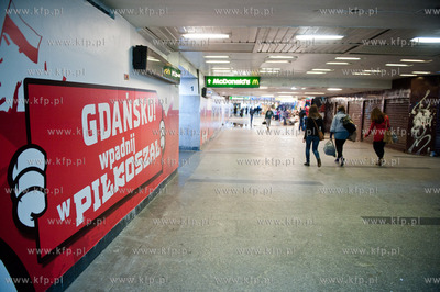 Gdansk. Przejscie podziemne przy dworcu PKP. Reklamy...