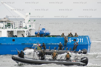 Zatoka Gdanska. Pokaz akcji odbijania zakladnikow ze...