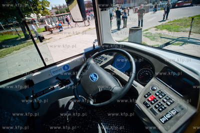 Gdansk. Targ Rakowy. Prezentacja chinskiego autobusu...