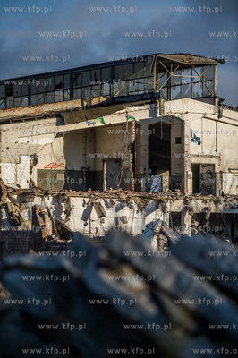 Gdansk. Tereny bylej Stoczni Gdansk. Wyburzenie budynku...
