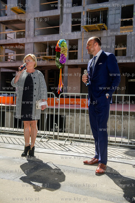 Gdynia. Uroczyste zawieszenie wiechy na nowo powstajacym...