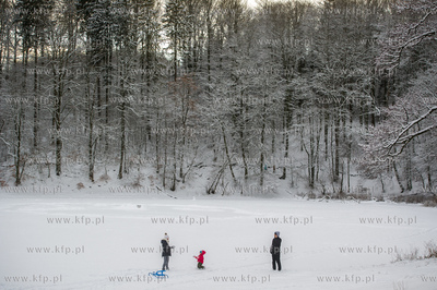 Sniezny zimowy dzien nad jeziorem Otominskim.
21.01.2016
fot....