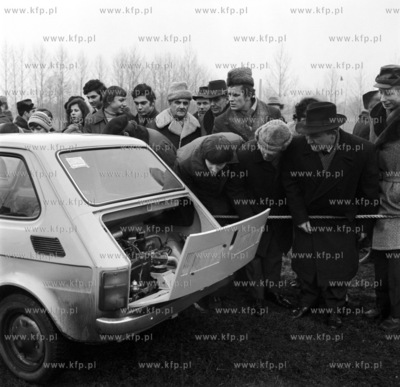 Prezentacja dwoch samochodow najnowszej marki fiat...