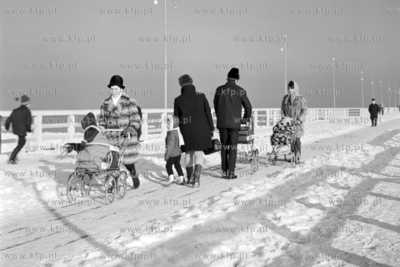 Spacer na sopockim molo. 01.1970 0002827z_styczen1970...