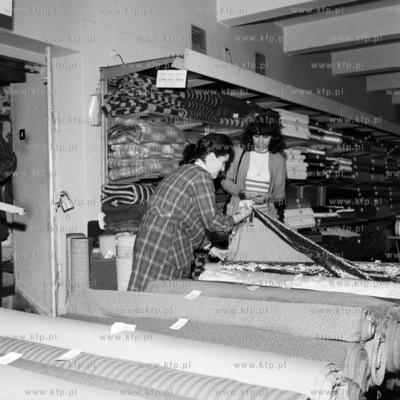 Stoisko z tkaninami i materiałami w Powszechnym Domie...