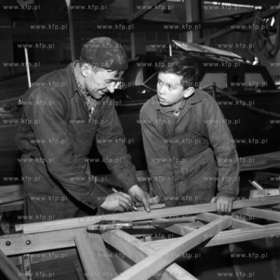 Uczeń szkoły zawodowej podczas praktyk w stoczni...