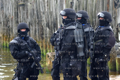 Ekipa filmowa serialu Kryminalni realizuje na plazy...