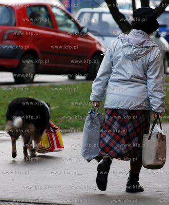 Pies najlepszym przyjacielem człowieka, nawet na zakupach.
23.11.2007
Fot....