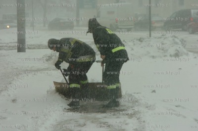 Slupsk zasypany sniegiem, do odsniezania zmobilizowano...