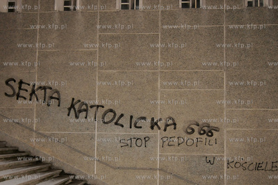 Antyklerykalne napisy pojawily sie na kosciolach w...