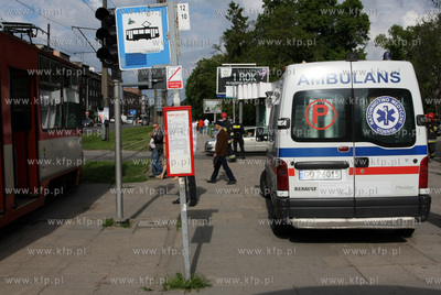 Gdansk, ul. Kartuska. Mezczyzna wpadl pod tramwaj....