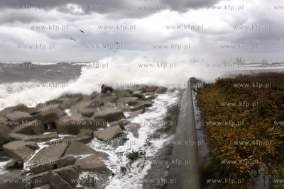 Sztormowa pogoda w Gdansku. Plaza na Westerplatte,...