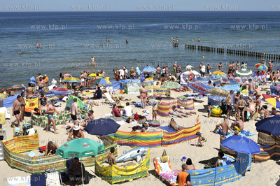 Tlum plazowiczow w samo poludnie na plazy w Mielnie.
04.07.2010
Fot....