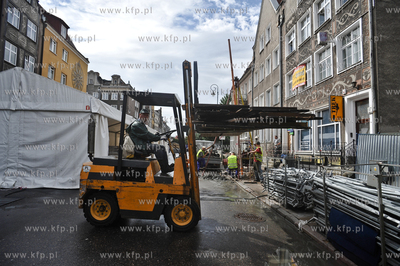 Montarz namiotow na ulicy Szerokiej dla rzemieslnikow...