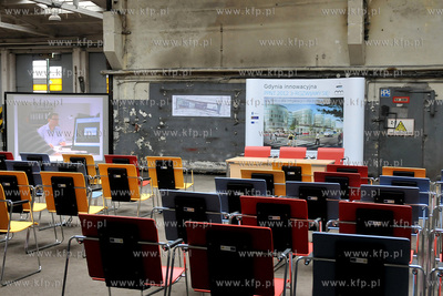 Hale dawnej zajezdni autobusowej w Gdyni. Uroczyste...