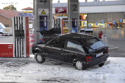 Slupsk. Seat Ibiza uderzyl w dystrybutor na stacji...