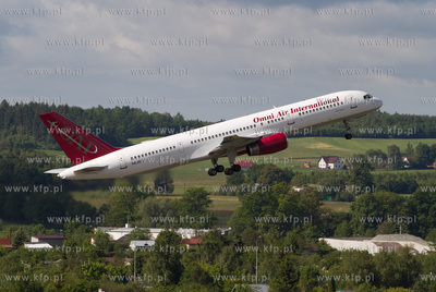 Gdansk, Rebiechowo. Nz. Boeing 757-28A Omni Air International....