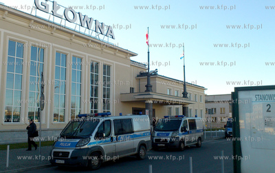 Dworzec Glowny PKP w Gdyni. Policja oczekuje na kibicow...