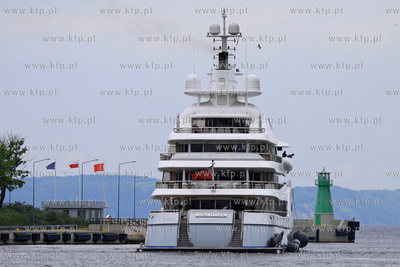 W gdanskim porcie, przy nabrzezu Obroncow Westerplatte,...