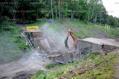 Wyburzanie Mostku Weisera Dawidka na gdanskiej Strzyzy....