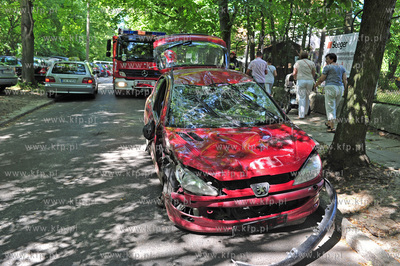 Sopot. Ul. Sepia. Wypadek samochodu Peugeot 206.  Samochod...