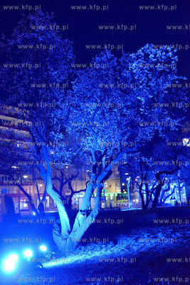 Ogolnoswiatowa akcja Na niebiesko dla autyzmu. Nz podswietlony...