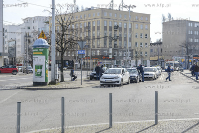 Opustoszaly w zwiazku z zagrozeniem koronawirusem Dworzec...