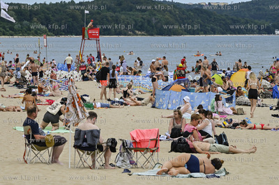 Sopot. Plaza w sezonie pelna plazowiczow i parawanow....