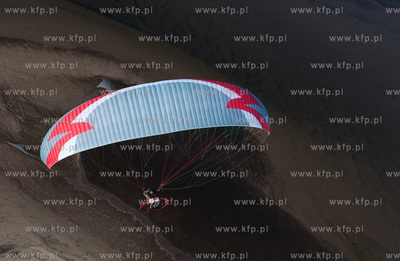 Paralotnia nad wodami Zatoki Puckiej. 13.04.2009 fot....