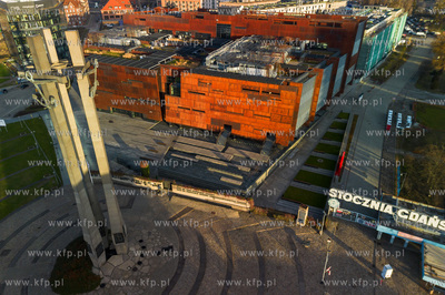 Pomnik Poległych Stoczniowców i budynek ECS na Placu...