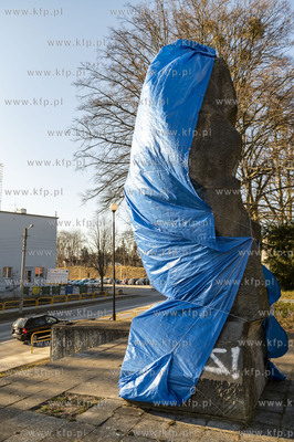 Żukowo. Pomnik "Iwan" żołnierza radzieckiego owinięty...