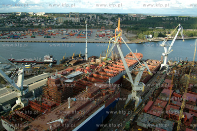 Stocznia Gdynia, widok z suwnicy. W dole suchy dok...