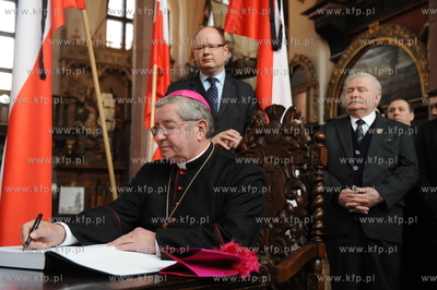 Po katastrofie lotniczej, w ktorej zginela m.in. para...