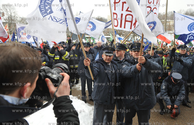 Pikieta sluzb mundurowych w Gdansku, przeciwko projektowi...