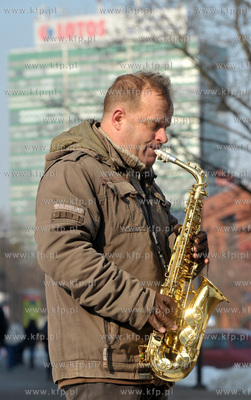 Grajacego przechodniom na saksofonie pana Adama mozna...