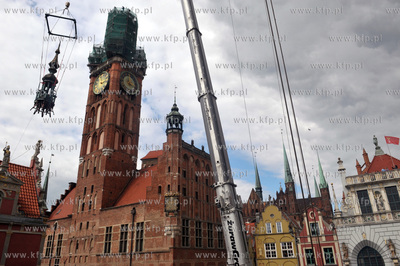 Po zdemontowaniu szczytowej czesci helmu wiezy Ratusza...