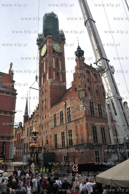 Przygotowania do montazu drestaurowanego hełmu Ratusza...