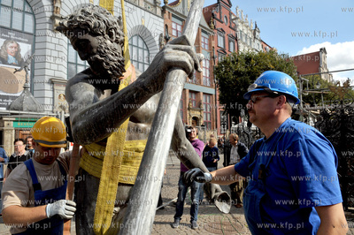 Gdansk. Demontaz figury Neptuna z fontanny na Dlugim...