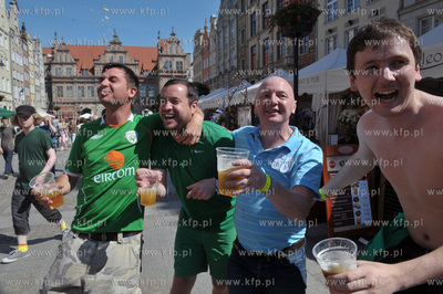 Ulice Dluga i Dlugi Targ w Gdansku dzien przed meczem...