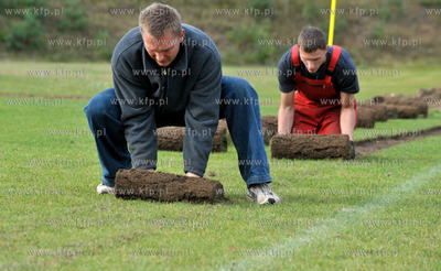 Prace przy instalacji systemu automatycznego nawadniania...