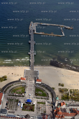 Sopot z lotu ptaka. Molo i budowa mariny zeglarskiej....