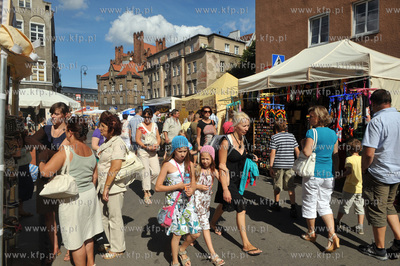 Gdansk. Jarmark Swietego Dominika. Handel na ul. Weglarskiej....