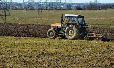 Wiosenna orka na polach w Leznie na Kaszubach gmina...